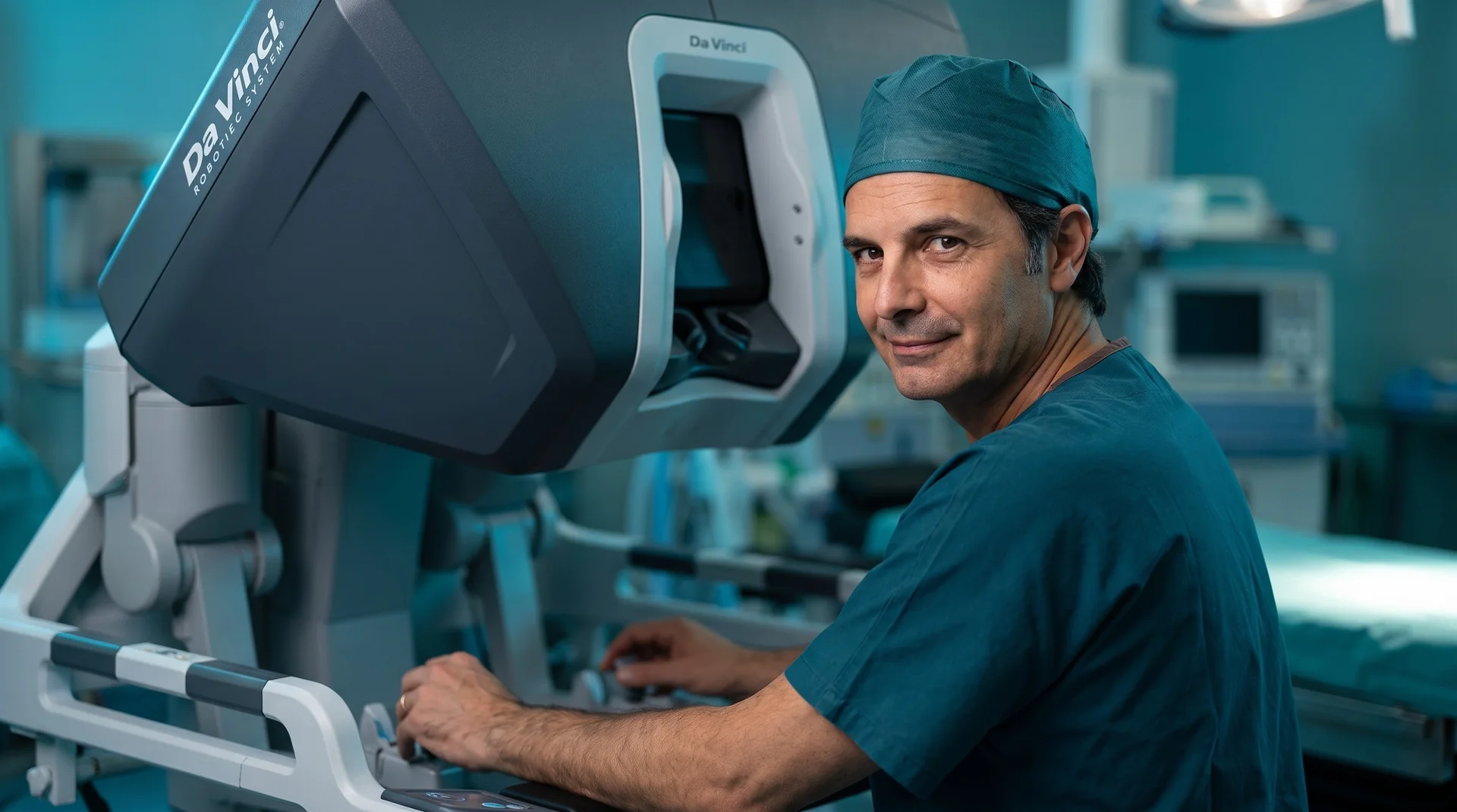 Il Dr. Antonio Amodeo alla console del sistema robotico Da Vinci